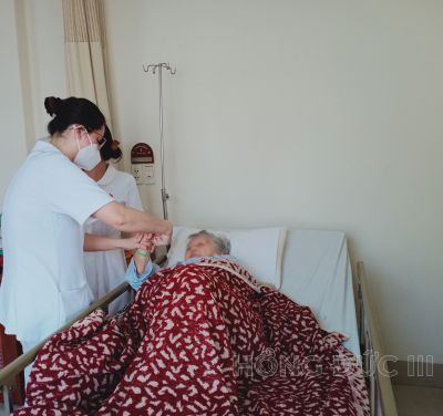 Mổ cấp cứu gấp cụ bà 81 tuổi bị tắc ruột do u đại tràng xuống