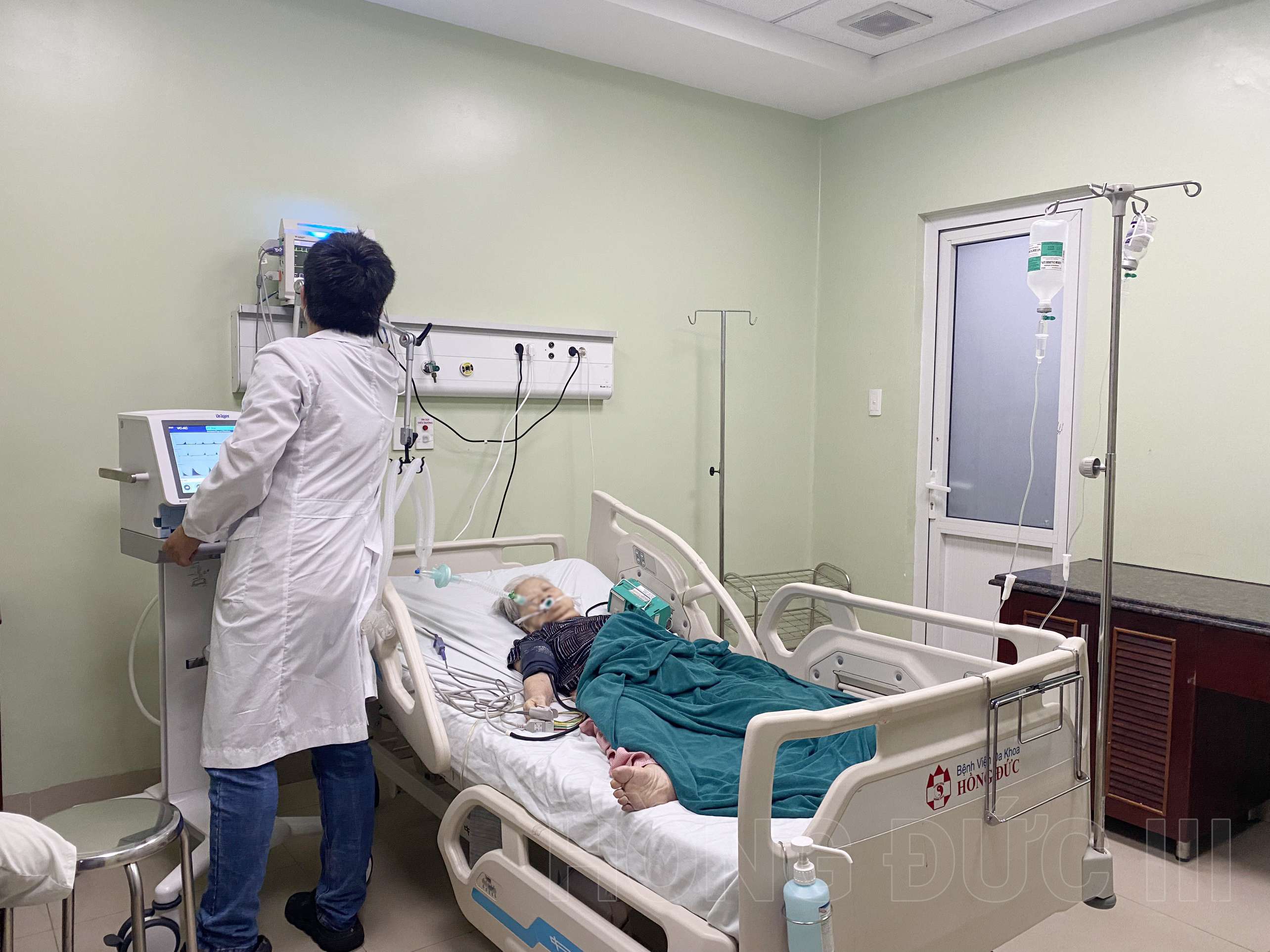 Bác sĩ Nguyễn Quang Duy – khoa ICU kiểm tra sức khỏe bệnh nhân T. 93 tuổi
