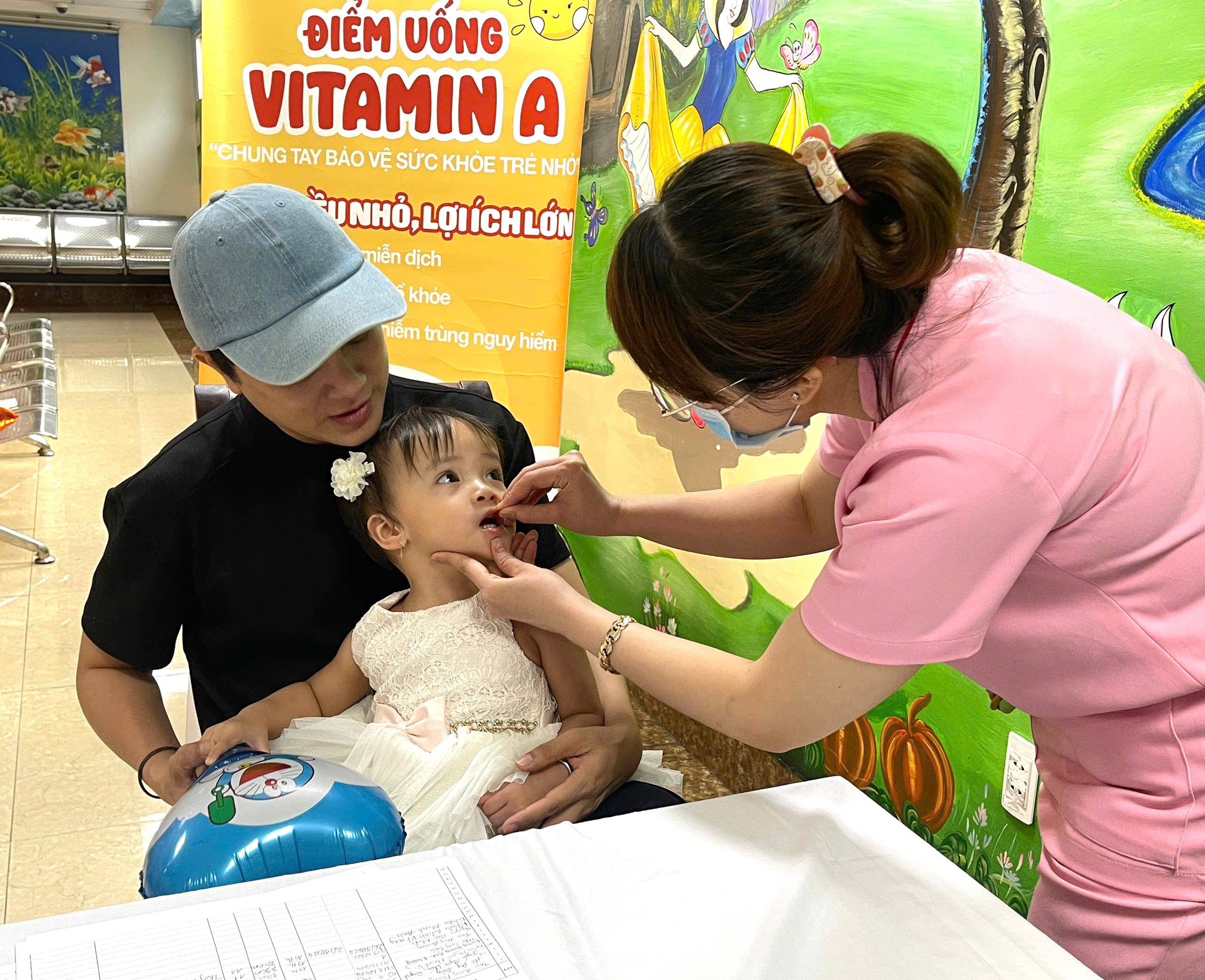 Trẻ uống Vitamin A ở bệnh viện 