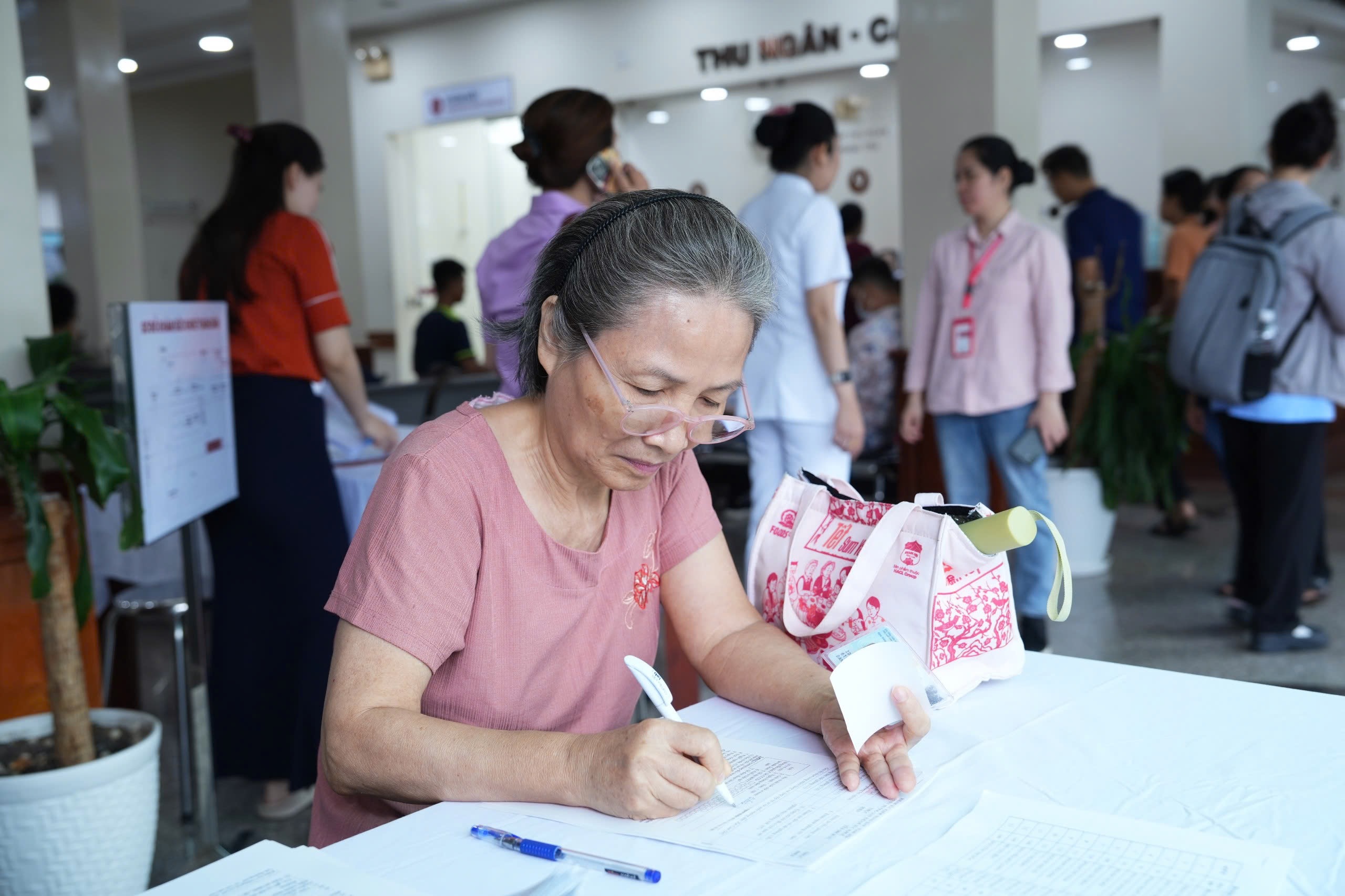 Người dân phường An Hội Đông tích cực tham gia chương trình khám sức khỏe toàn dân