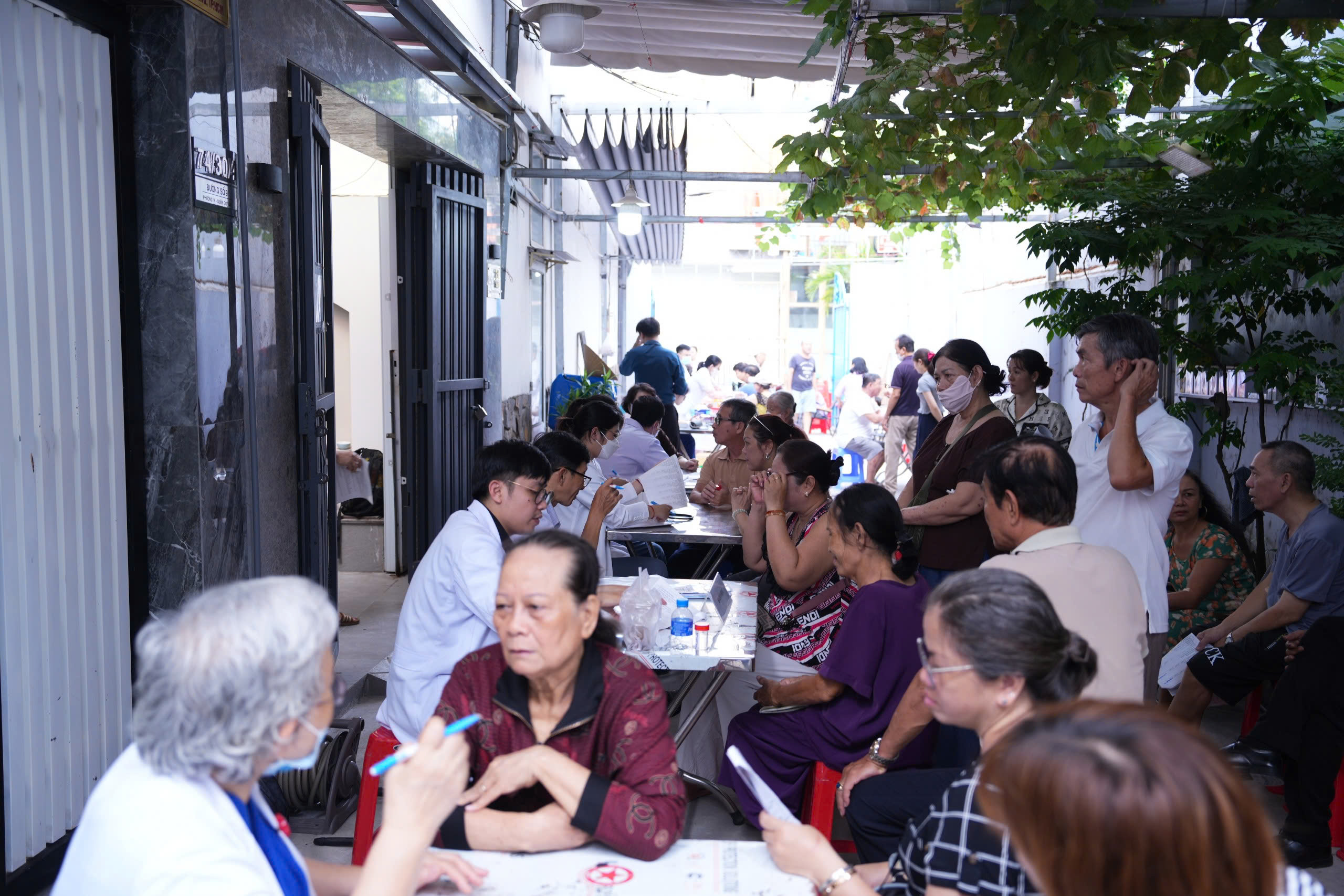 Khi cán bộ y tế đến từng nhà để chăm sóc
sức khỏe người dân
