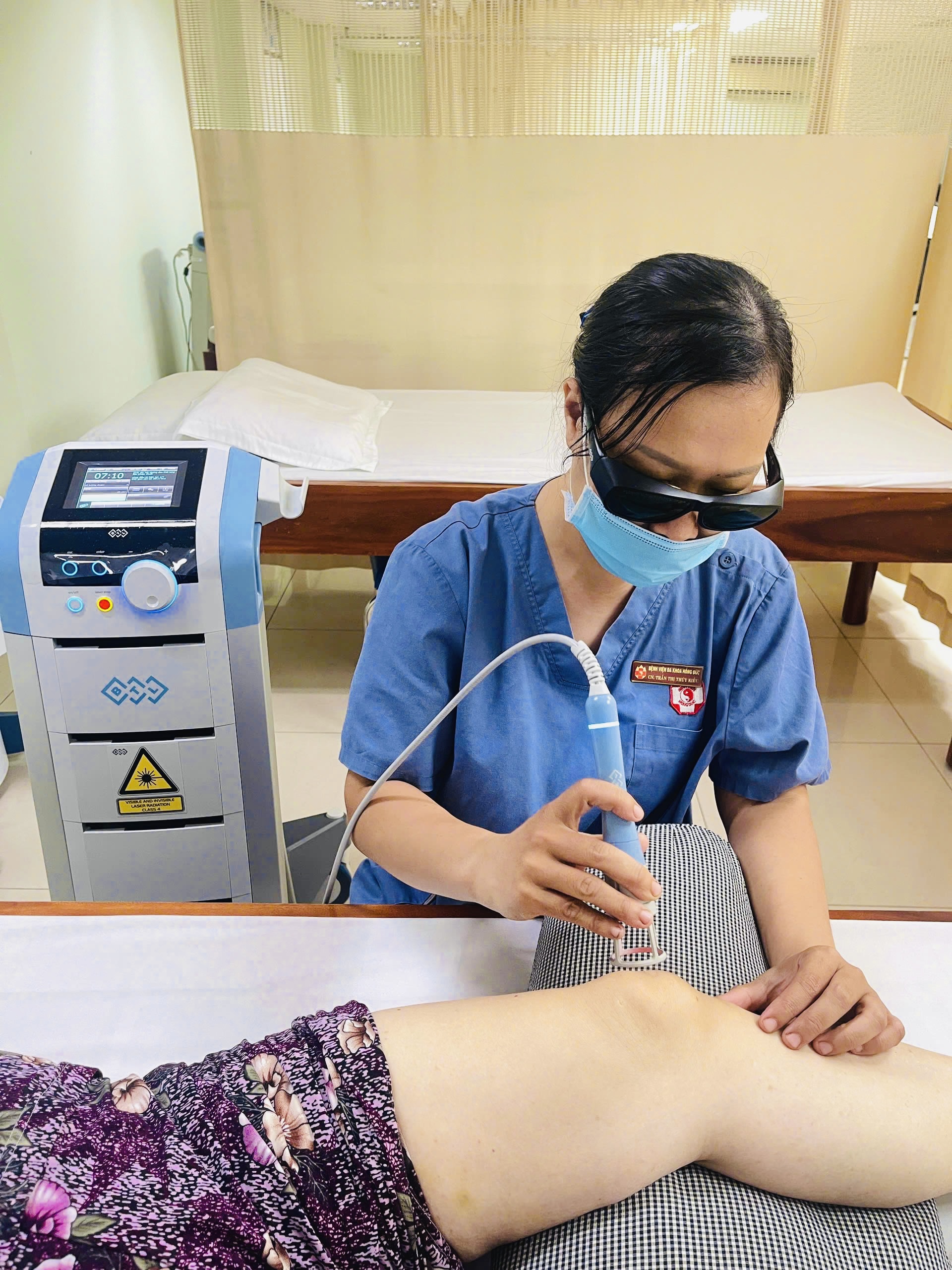 GIẢM ĐAU, PHỤC HỒI VẬN ĐỘNG NHANH
BẰNG LASER CÔNG SUẤT CAO TRONG VẬT LÝ TRỊ LIỆU