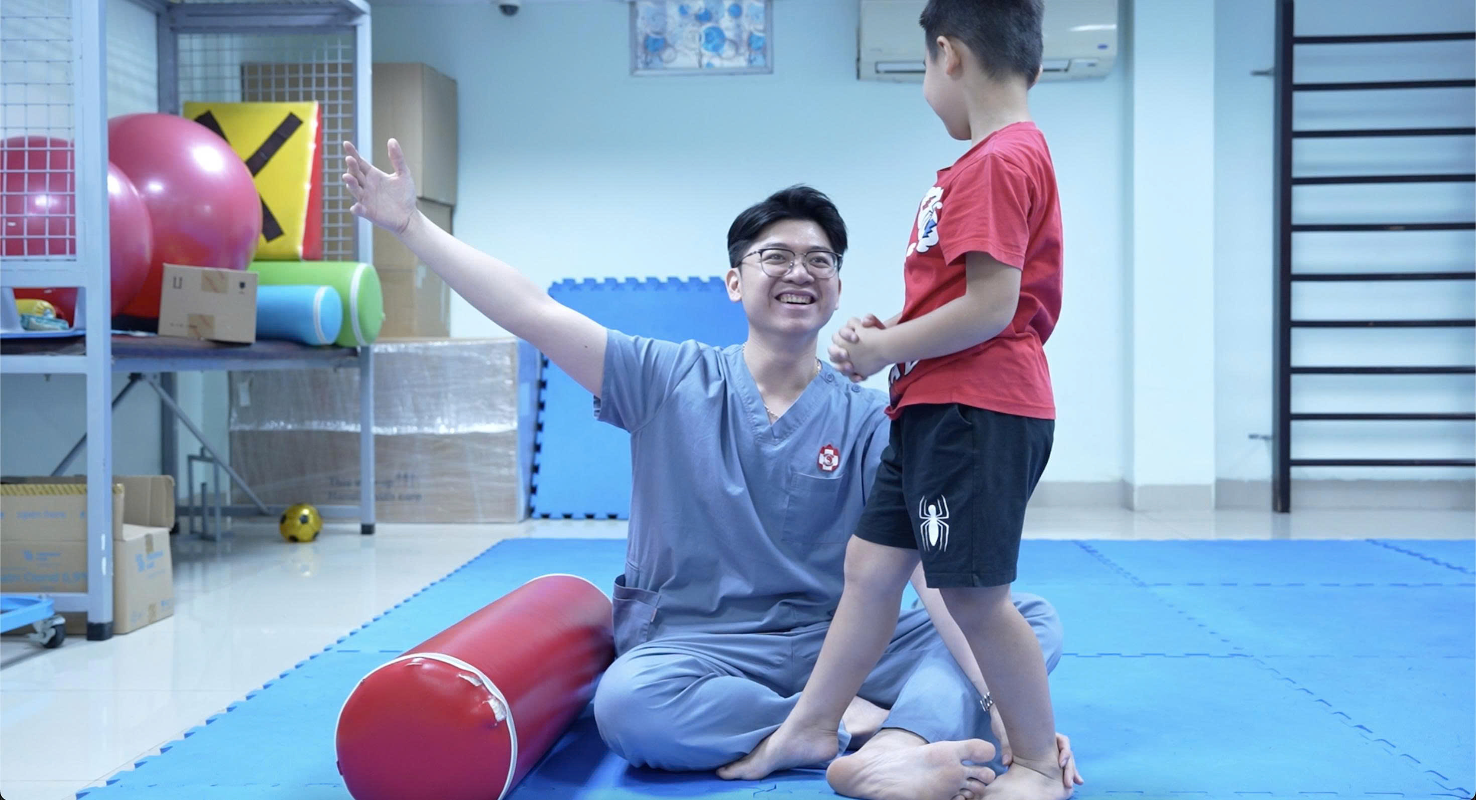 Cần kiểm tra sớm trẻ đi nhón chân, bẹt chân