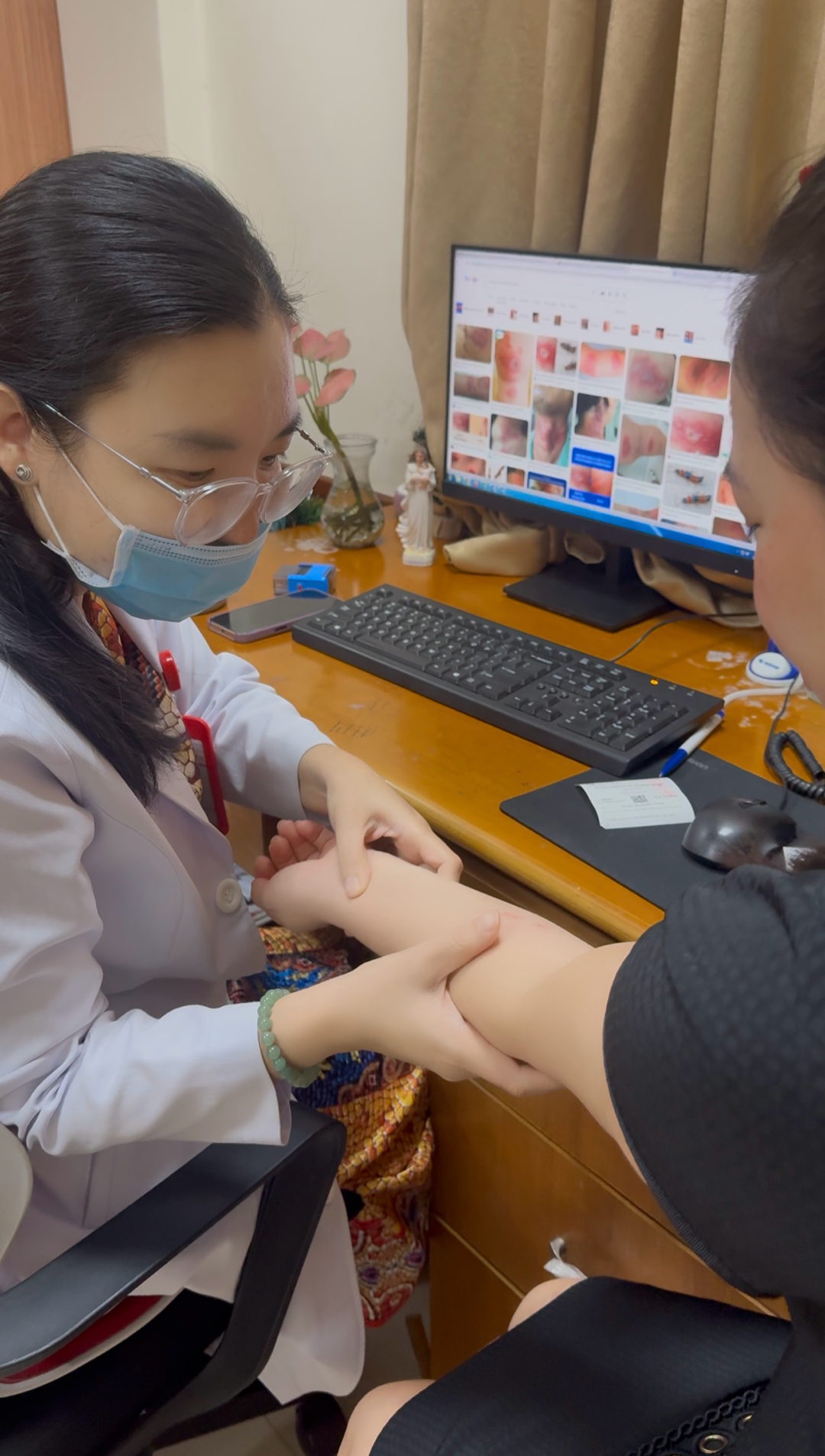Kiến ba khoang “cắn”: Rửa ngay, đừng chà xát để tránh viêm da lan rộng