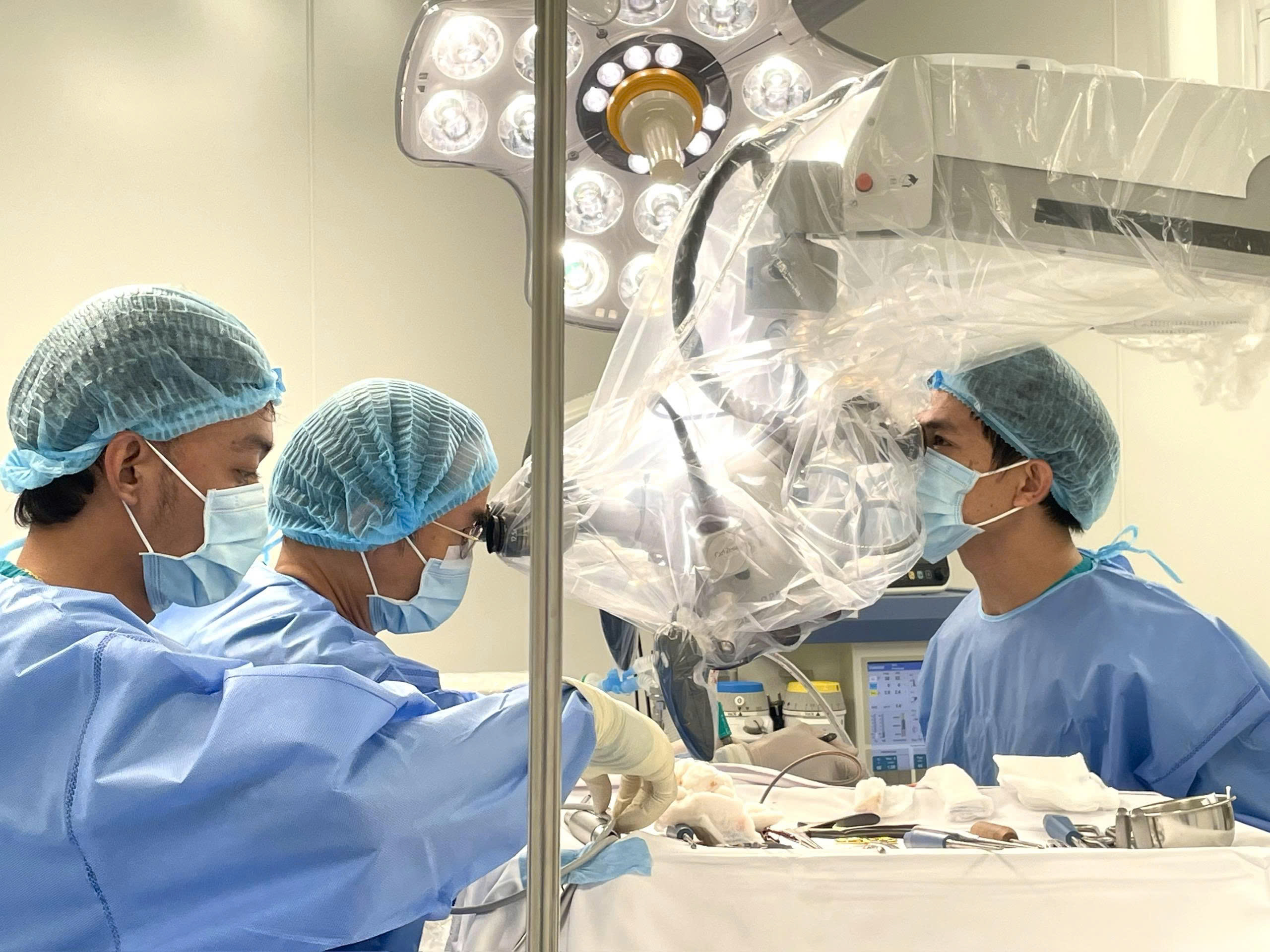 Bệnh nhân 70 tuổi từng phải ngồi xe lăn, bắt đầu tập đi sau phẫu thuật giải phóng chèn ép tủy cổ